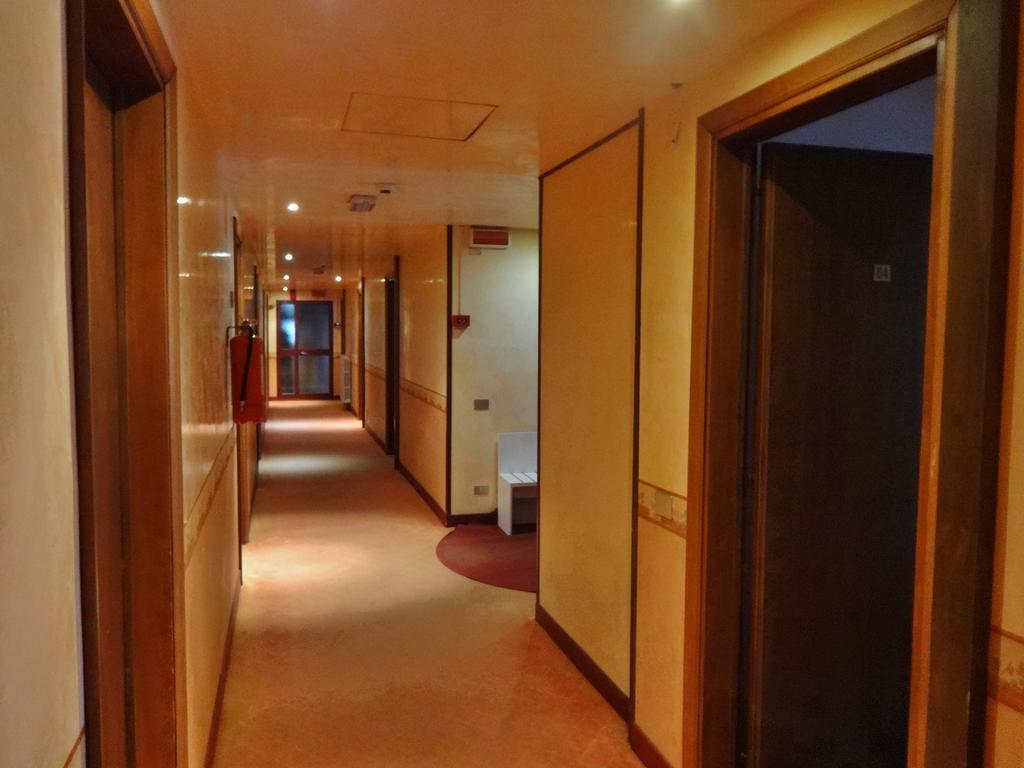 Hotel Pagoda Леньяно Экстерьер фото
