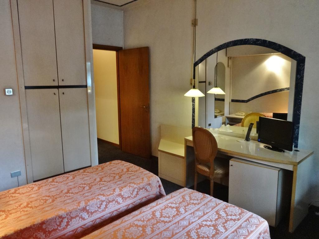 Hotel Pagoda Леньяно Экстерьер фото