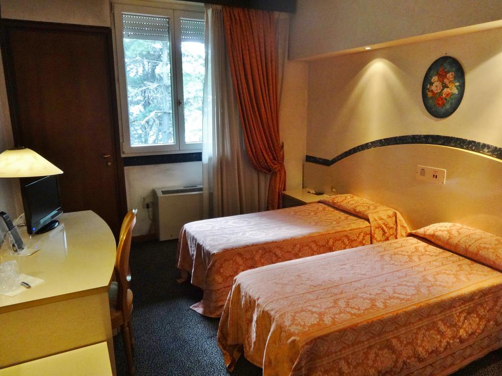 Hotel Pagoda Леньяно Экстерьер фото