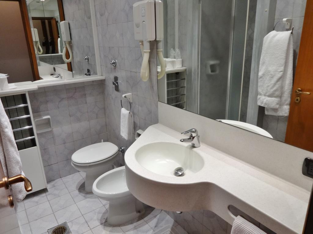 Hotel Pagoda Леньяно Экстерьер фото