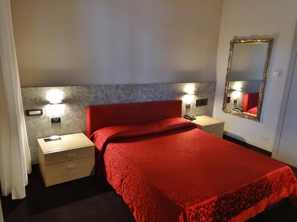 Hotel Pagoda Леньяно Экстерьер фото